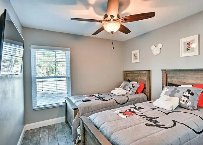 Mickeys Landing - LUXURY FAMILY 4BR - 2 Master POOL HOT TUB BBQ GAME RM 5MIN DISNEY