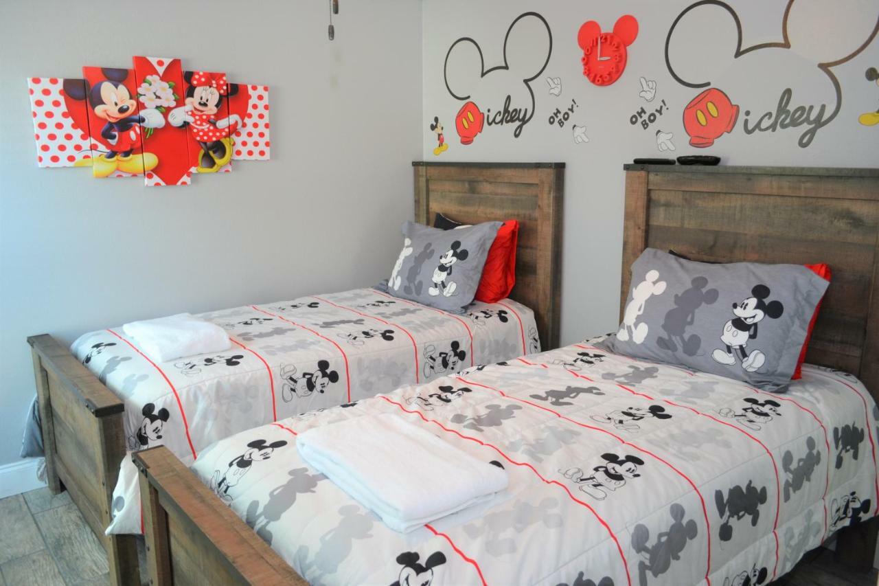 Mickeys Landing - Luxury Family 4br - 2 Master Pool Hot Tub Bbq Game Rm 5min Ferienhaus *